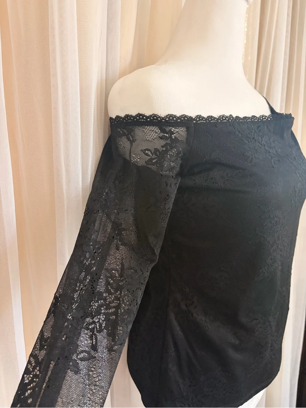 Abercrombie & Fitch Black Off-the-Shoulder Lace Long-Sleeve Top - Picture 3 of 8